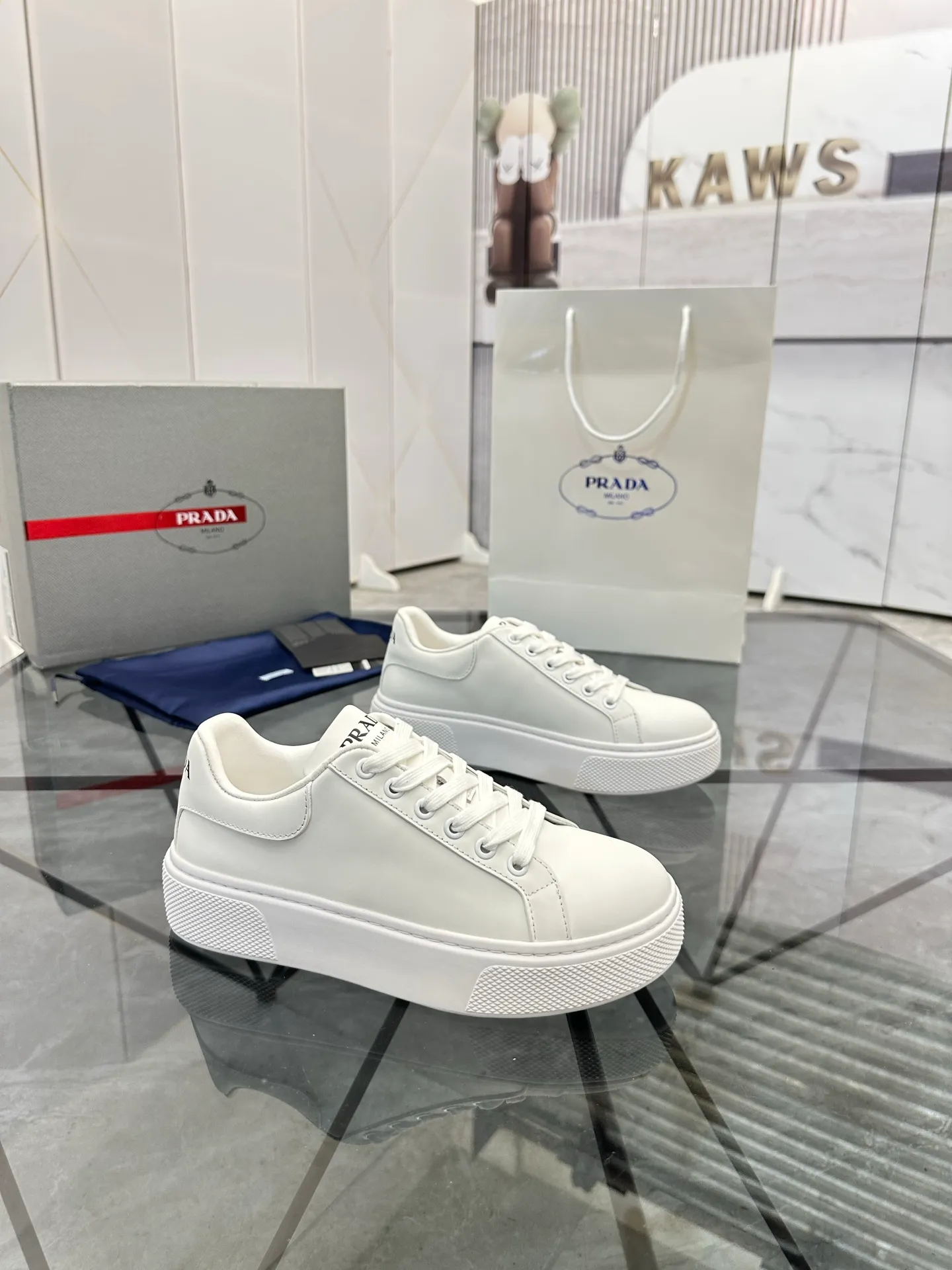 Men's shoes for sale 💰: 💰P520¥ High-end top quality Product trademark: Prada *"Prada*" low-top casual shoes Regular size: 35-45 (can be customized to 46) Couple style Product materials: imported first-layer cowhide leather upper, water-dyed sheep lining, original ultra-light foam outsole. No.: H201